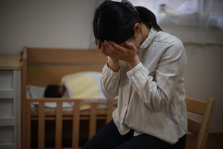 子育てに悩む母親※画像はイメージです（yamasan/stock.adobe.com）
