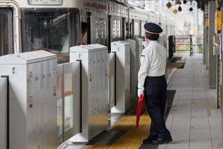 2025年度に発生した駅員への暴力行為件数は168件　※画像はイメージです（zheng qiang/stock.adobe.com）