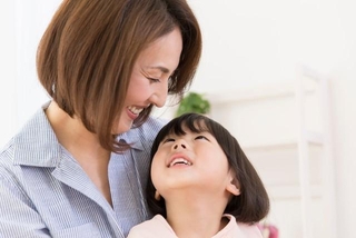 笑顔で見つめ合う母と娘※画像はイメージです（Paylessimages/stock.adobe.com）