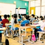 35人前後の子どもたちを受け持つ学級担任。経験の浅い新卒教師にとって、その負担は大きい ※画像はイメージです（studio11/stock.adobe.com）