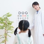 視力矯正が必要な子どもは約3割　※画像はイメージです（polkadot/stock.adobe.com）
