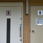「女目線でも嫌すぎる設計」ドアを開けると人生終了…男性には使いづらい“恐怖のトイレ”が話題　「覗きと勘違い」されちゃいそう