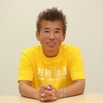 インタビューも全力投球の勝俣州和さん＝大阪市内