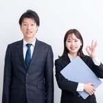 スーツを着た男女※画像はイメージです（健二 中村/stock.adobe.com）