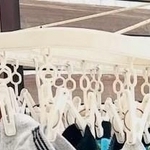 物干しを埋め尽くす大量の靴下……ぜーんぶ社会人の三男のやつ！　母「どこまで出てくるねん！」→子育て経験者からは「うちも同じです」