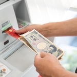せっかく金利が上昇したのに……コンビニATMの時間外利用1回で、1年分の利息が吹っ飛ぶ？　今すぐできる生活防衛術【ファイナンシャルプランナーが解説】