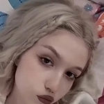 〈Before〉日本に住む前のアメリアさん。ブロンドヘアに濃いリップ、鼻ピアスを着けたクールな雰囲気／アメリアさん（@am333li444）提供