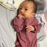 生後2週間→5カ月になった赤ちゃん、同じロンパースを着てみたら…　「成長具合にびっくり」「親御さんの幸せが詰まってるんでしょうね」