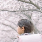 「薄いピンクのランドセルがいい！」 黒か青を予想していた母の戸惑い、1年後のわが子にほっこり　同色のスニーカーのおねだりも