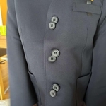  「え？」小1娘の制服ボタンがオール二つ並び……ママ困惑「ぷよぷよかーい」何が正解？「予備の1個を」って分かるかーい