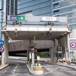 首都高にトラ柄遮断機、空気膨らませたエアー遮断機……高速道路に実在する珍しい遮断機3選