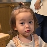 30年前の“ママのおさがり”「メゾ ピアノ」ワンピ、1歳8カ月の娘が着てみたら　90センチが奇跡のジャストサイズ「エモすぎる」