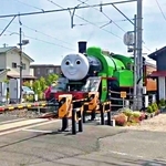 踏切で待ってたら「きかんしゃトーマス・パーシー号」がやってきた！ 実は「日常風景」、いったいどこ？