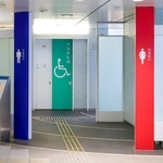 「さすがに怖いって」公衆トイレのドアを開けると…　放置された物に「どうやって帰ったんや？」