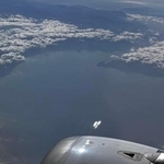 海面に巨大な渦が……「ゴジラ出てきそう」「初めて見た」飛行機から撮影された謎現象