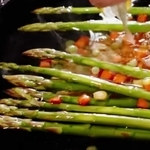「クッキングパパ」の野菜をゼラチンで固めたクリスタルボール　作ってみたら外れない！　どうすれば…パパ軍団が総力戦「叩き割れ」