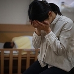 子育てに悩む母親※画像はイメージです（yamasan/stock.adobe.com）