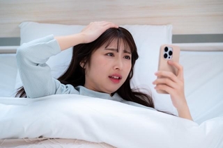 まさかの寝坊…一人暮らしでは誰も起こしてくれない　※画像はイメージです（Yamatatsu/stock.adobe.com）