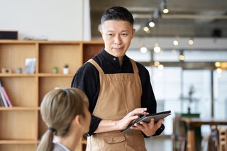 40～65歳のアルバイト4割超が「年下上司」のもとで勤務　※画像はイメージです（mapo/stock.adobe.com）