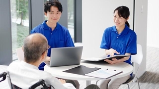 介護保険の自己負担割合が変更になるとき※画像はイメージです（mapo/stock.adobe.com）
