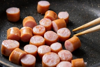 ウィンナーを贅沢に使って調理　※この画像はイメージです（midori_stock/stock.adobe.com）
