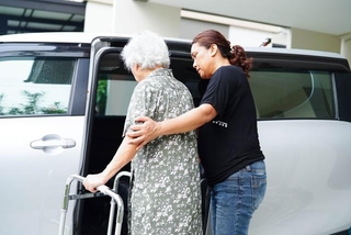 親の介護が限界...どうすればよい？※画像はイメージです（manassanant/stock.adobe.com）