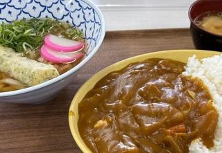 390円の社食。カレーライス、うどん、お味噌汁と大満足なメニューが話題／ちゃんくさん（@Wang_chank）提供＝画像をトリミングしています