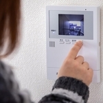 インターホンを確認する女性　※画像はイメージです（健二 中村/stock.adobe.com）