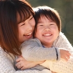 昭和と令和で、子育てする母の状況は…？　令和の母が子どもの人数を決める理由、昭和の2倍に