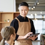 40～65歳のアルバイト4割超が「年下上司」のもとで勤務　※画像はイメージです（mapo/stock.adobe.com）