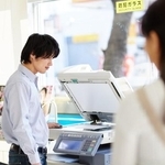 100円を渡したのは「本来は相手がしなくても良いコピーを私がさせてしまったという感謝の思い」と投稿者のみくさん　※画像はイメージです（作成者 one/stock.adobe.com）