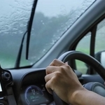 ゲリラ豪雨に遭遇したら車はどうする？運転中の緊急対処法と事前の予防策