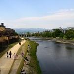 カップルが等間隔で並ぶ京都・鴨川（monjiro/stock.adobe.com）