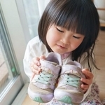 子どもの足はパパよりくさい!?　※画像はイメージです（polkadot/stock.adobe.com）