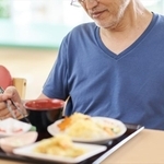 昔はあんなに好きだった天ぷらやお肉を食べるのがつらい…　※画像はイメージです（まぽ/photoAC）
