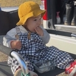 ごはんをモリモリ食べる姿は1歳男児らしいが…／投稿主さん提供※画像はトリミングしています