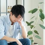 結婚を目前とした男性が悩んでいる様子※画像はイメージです（pain au chocolat/stock.adobe.com/）