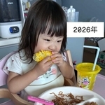 とうきびにかぶりつく娘と約30年前に食パンをかじる母…２枚の写真が奇跡のシンクロ　親子の「相似形ショット」に家族で爆笑