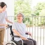 車いすの母と一緒に旅行へ行きたい...どうすれば？※画像はイメージです（ buritora/stock.adobe.com）