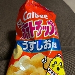 印刷​原材料の調達に見通しがついたとして、「ポテトチップス」や「​かっぱえびせん」のパッケー‌ジが段階的にカラーへ戻すことになりました（ぷりんさん提供）