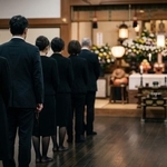 見たことのない「自称親族」が大量に参列、お坊さんは2人…「弔辞を言わせろ」まで　祖父の葬儀に仰天した父「俺の時は…」