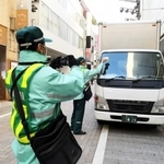 配達中でもお構いなしに「駐禁シール」ペタペタ　職務に忠実すぎる麻布の駐車監視員にネット猛批判「バカげた取り締まり」