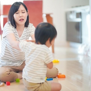 つい子どもに怒鳴ってしまう…　※画像はイメージです（ACworks/photoAC）