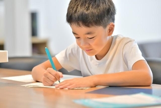 この11年で1日あたりの学校外の学習時間は約2割減少　※画像はイメージです（godfather/stock.adobe.com）