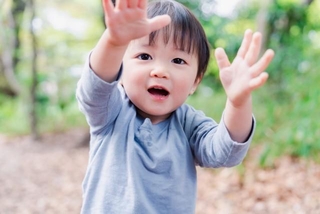 息子の腕を引っ張ると…　※この画像はイメージです（maroke@stock.adobe.com）
