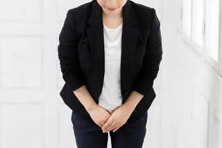 腕を重ねお辞儀をする女性※画像はイメージです（garage38/stock.adobe.com）