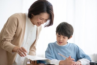 保護者の9割以上が塾費用に「負担」　※画像はイメージです（milatas/stock.adobe.com）