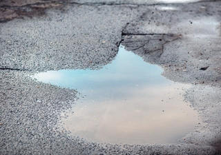 アスファルトに溜まった大量の水※画像はイメージです（Leonardovich/stock.adobe.com）