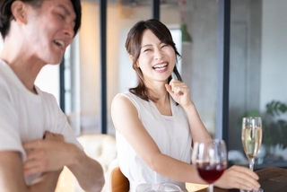 婚活をする男女※画像はイメージです（maroke/stock.adobe.com）
