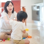 忙しい朝、保育園へ行く前に遊び始める3歳息子　「もういい加減にして！」声を荒げた母は自責の念に駆られた【臨床心理士が解説】
